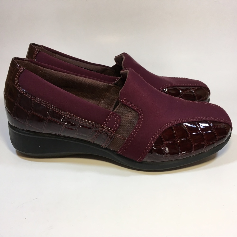 Clarks burgundy patent leather loafers 5.5M